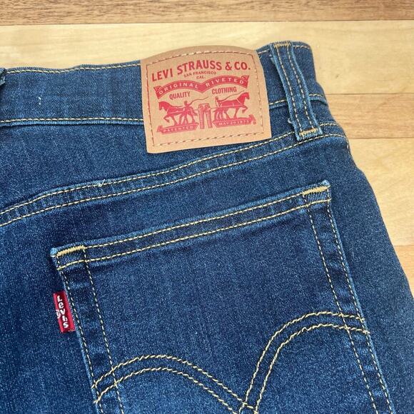 Levi Strauss & Co. Women's High Rise Jean Shorts Size 29 Dark Wash Raw Hem - Picture 3 of 6